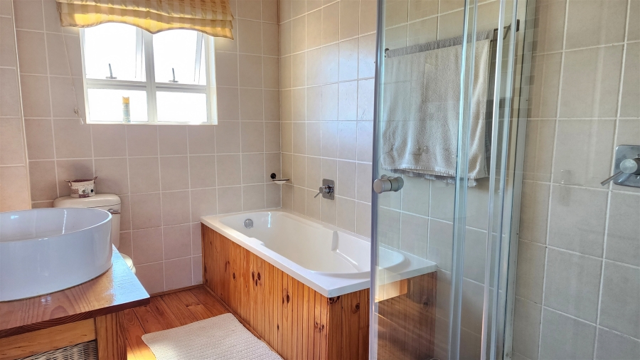 5 Bedroom Property for Sale in Country Club Western Cape